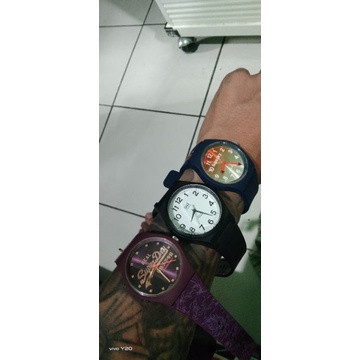 jam tangan digital dan jarum