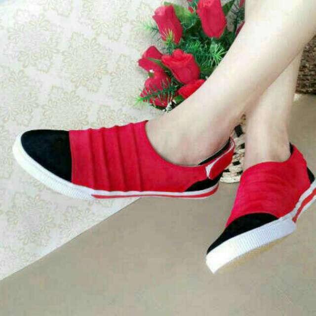 Sneaker shoes red