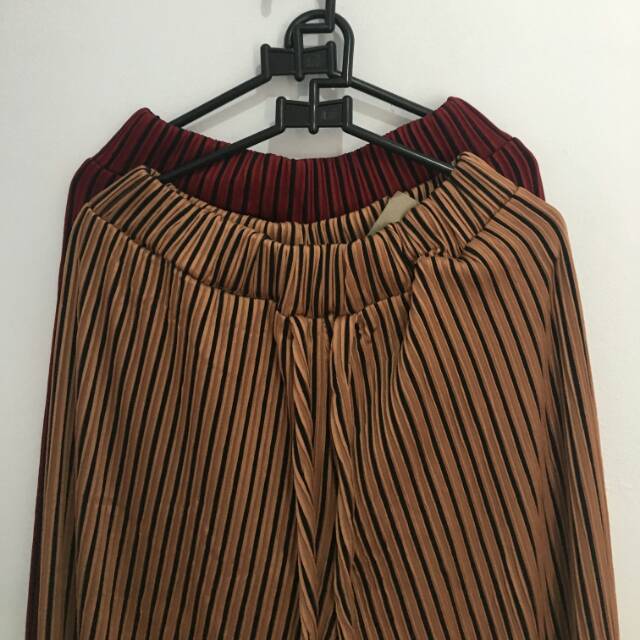 Celana Plisket Salur