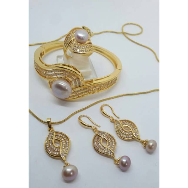 Set perhiasan mutiara