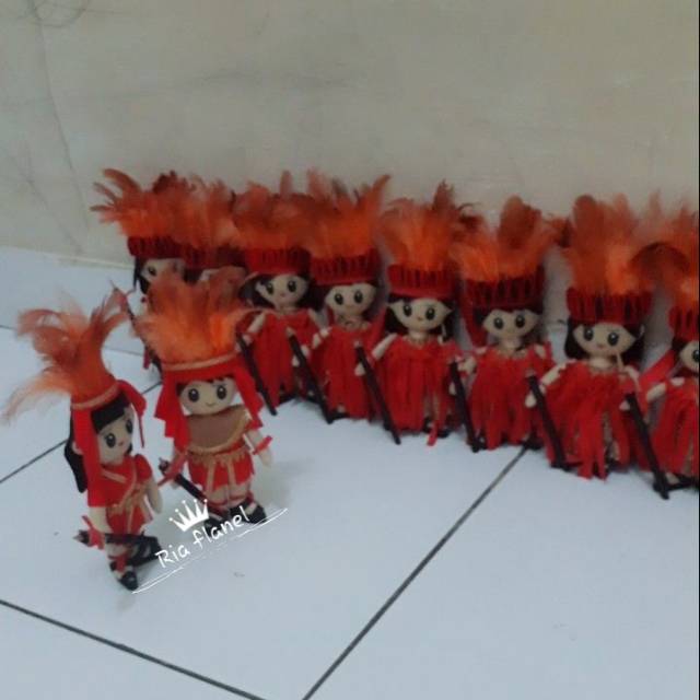 Boneka adat sulawesi