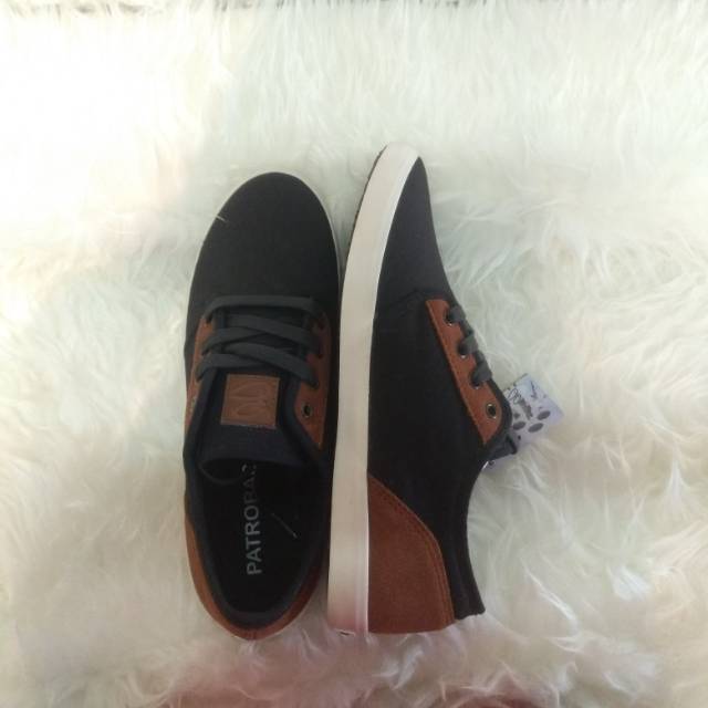 Sepatu Patrobas Carmel.