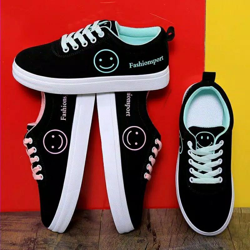 SEPATU KETS SMILE