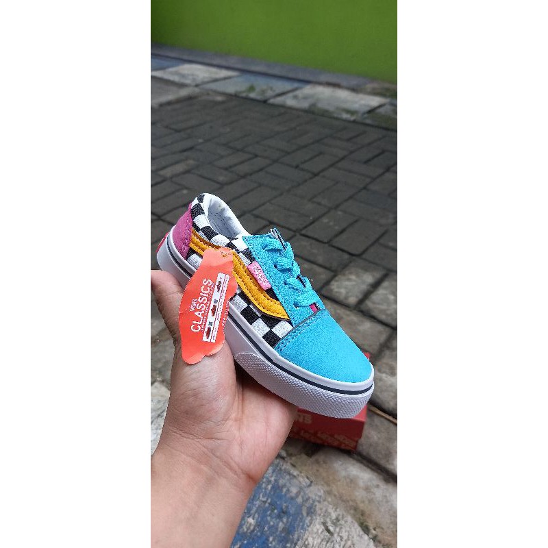Sepatu anak tali