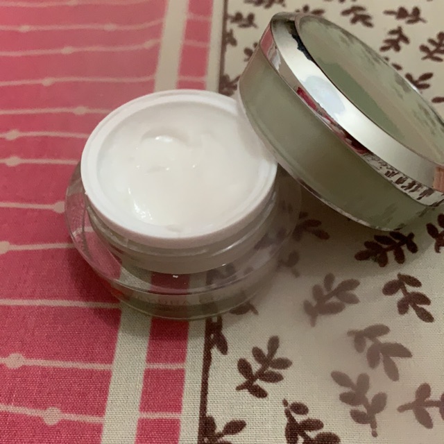 Sunblok SPF 30 berwarna putih