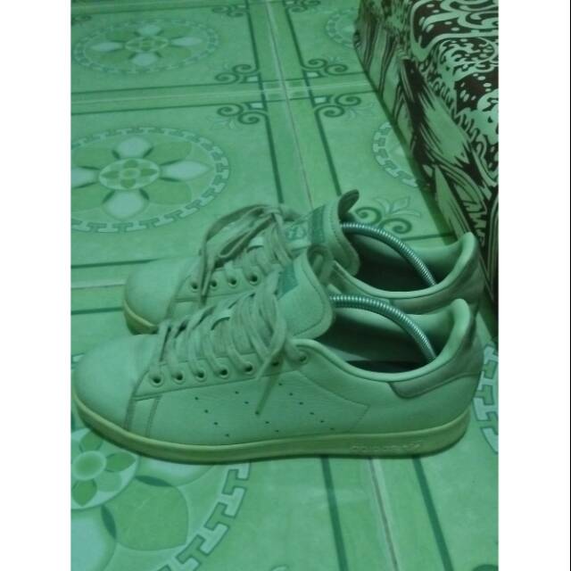 Sepatu adidas stansmith
