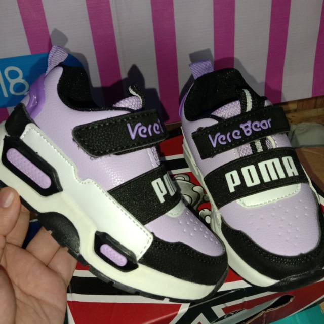 Sepatu sneaker
