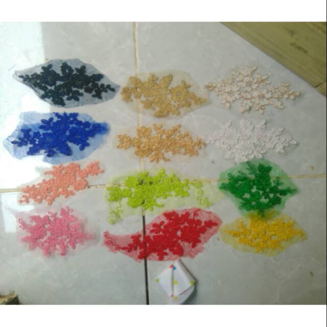 Corneli kaku-harga per lembar