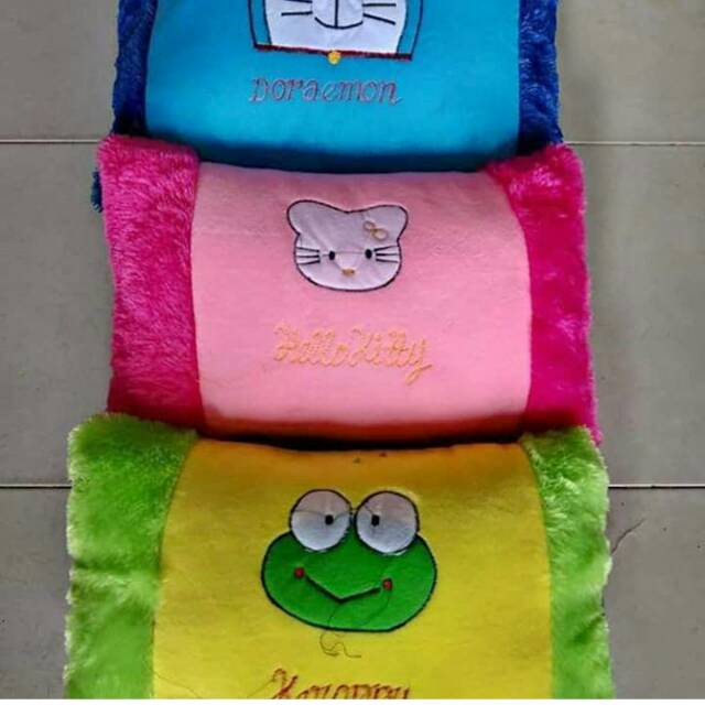 Bantal boneka