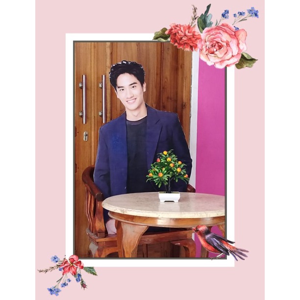 standee besar duduk setengah badan