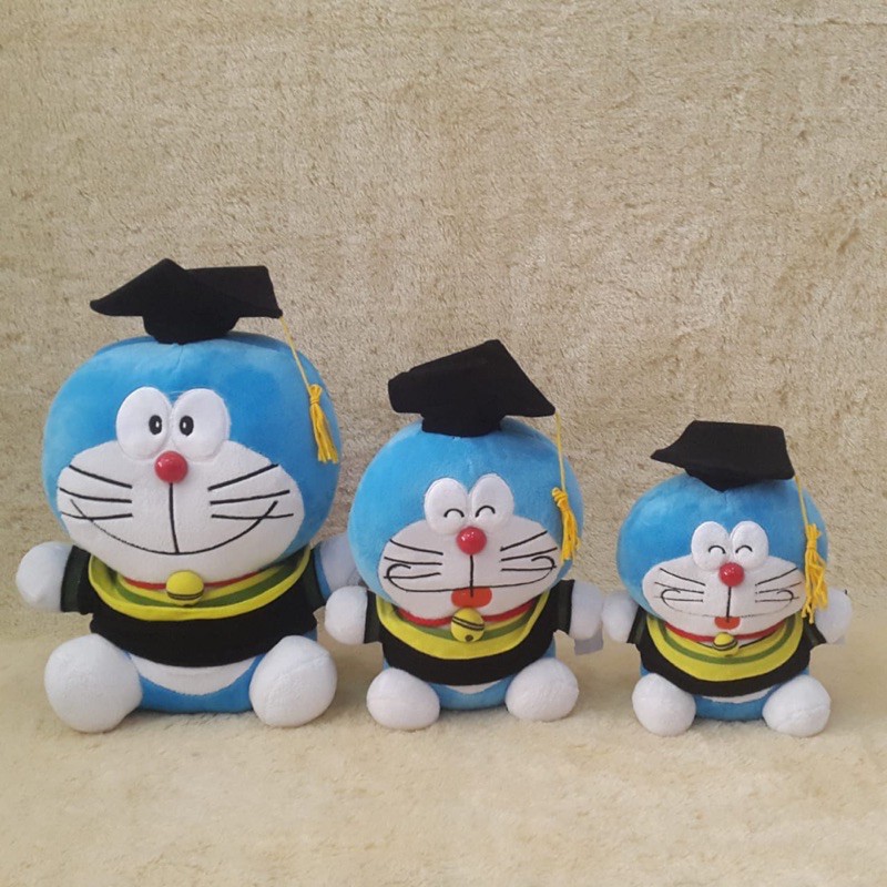 Boneka Doraemon Wisuda