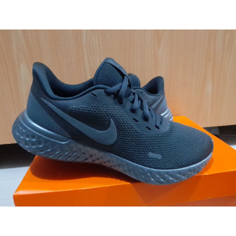 Nike Revolution 5