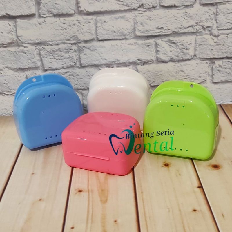 RETAINER CASE/TEMPAT GIGI PALSU