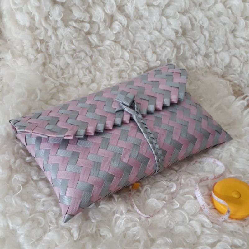 Dompet anyam