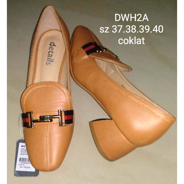 Sepatu details hak