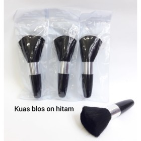 KUAS BLUSH ON BLACK