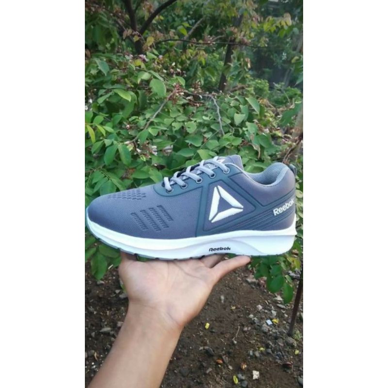 SEPATU REEBOOK