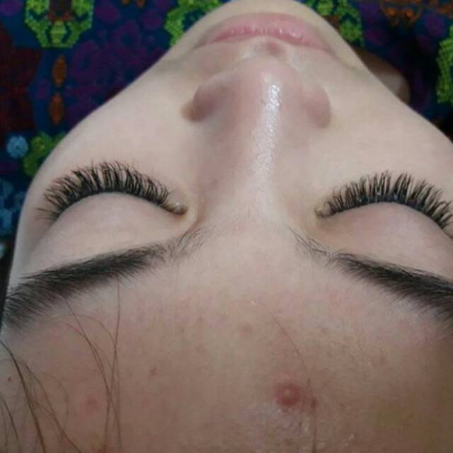 Eyelashes natural
