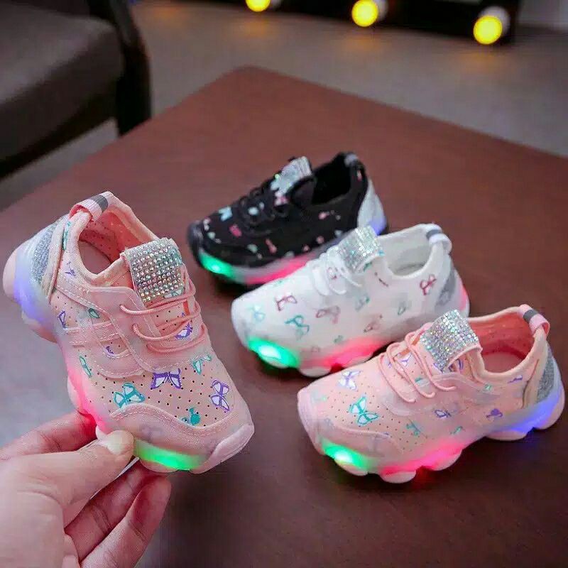 sepatu sneakers