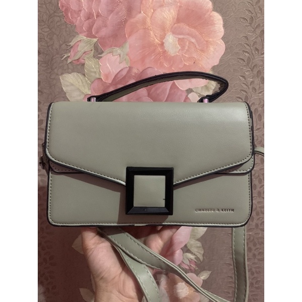 Preloved Tas Charles and Keith