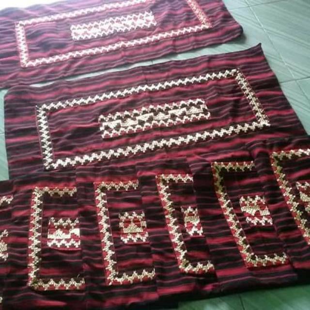 Set taplak meja tapis