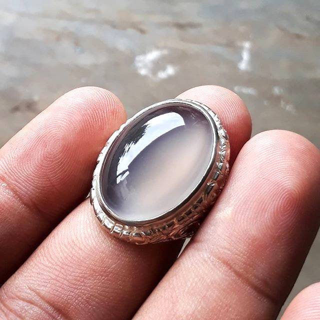 WHITE RAFFLESIA CAT EYE
