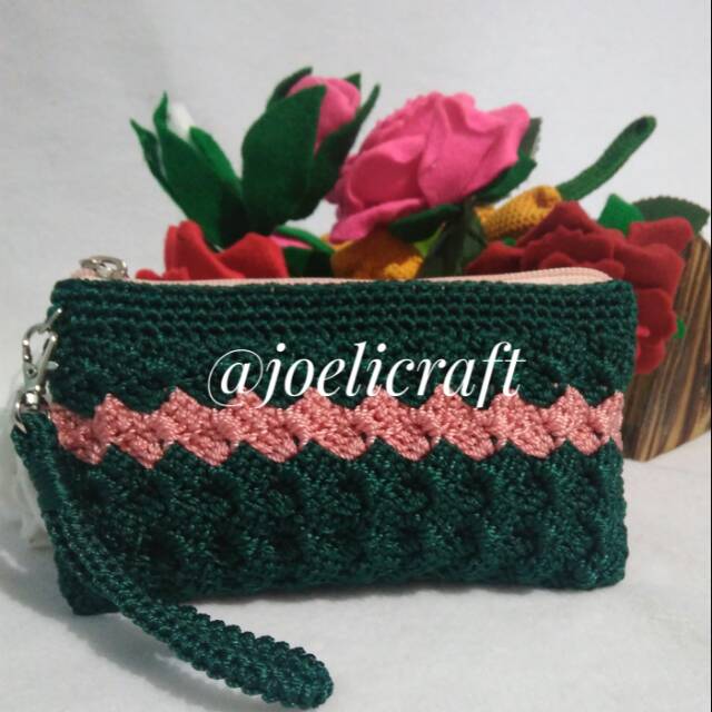 Dompet rajut motif prada