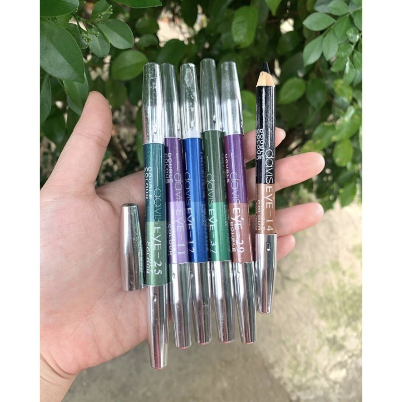 Eyeliner & Eyeshadow Davis