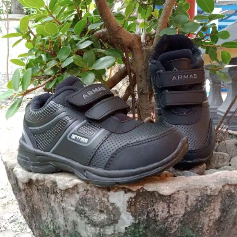 sepatu sekolah