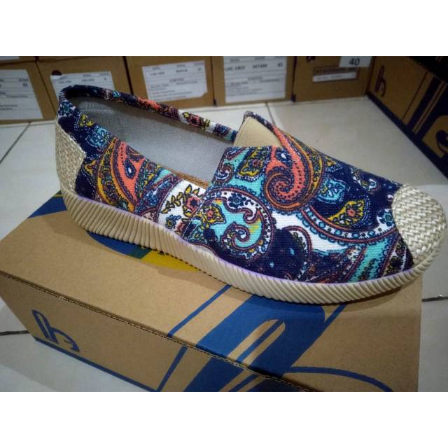 Sepatu Slip On Cewek