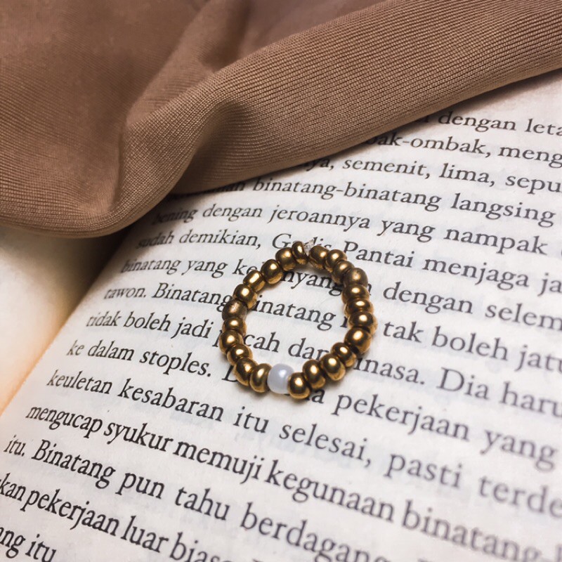 Leirè Gold Pearl Ring
