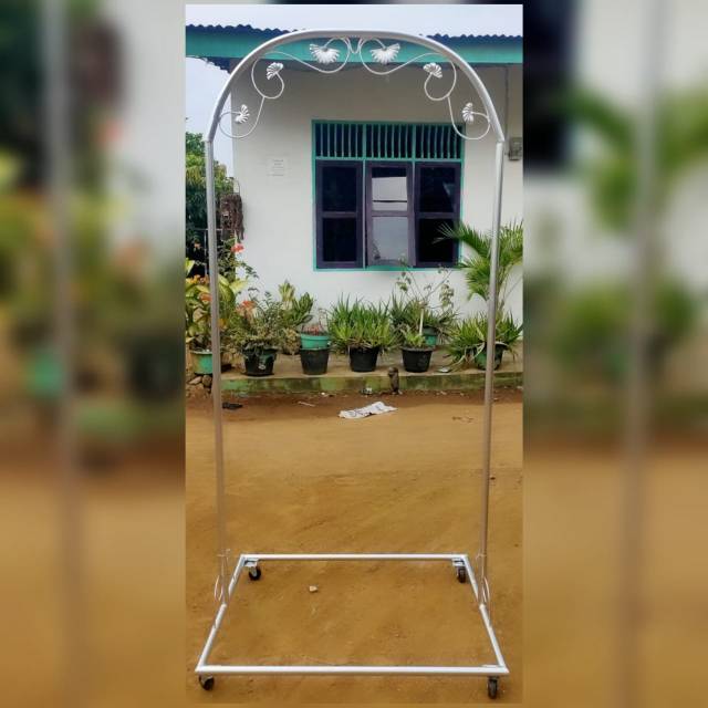 Tiang ayunan bayi beroda