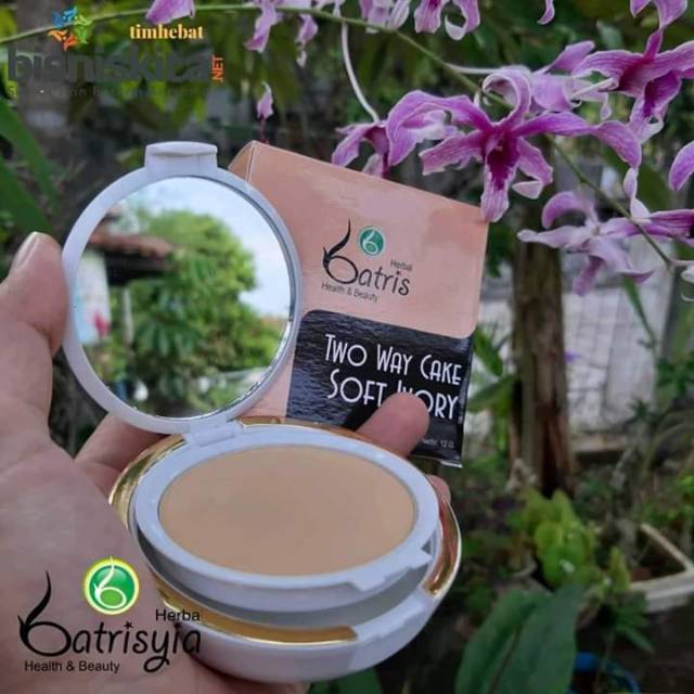 Bedak padat Two Way Cake Soft Ivory