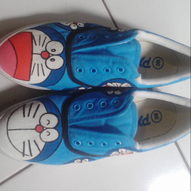 Sepatu Lukis Doraemon 11