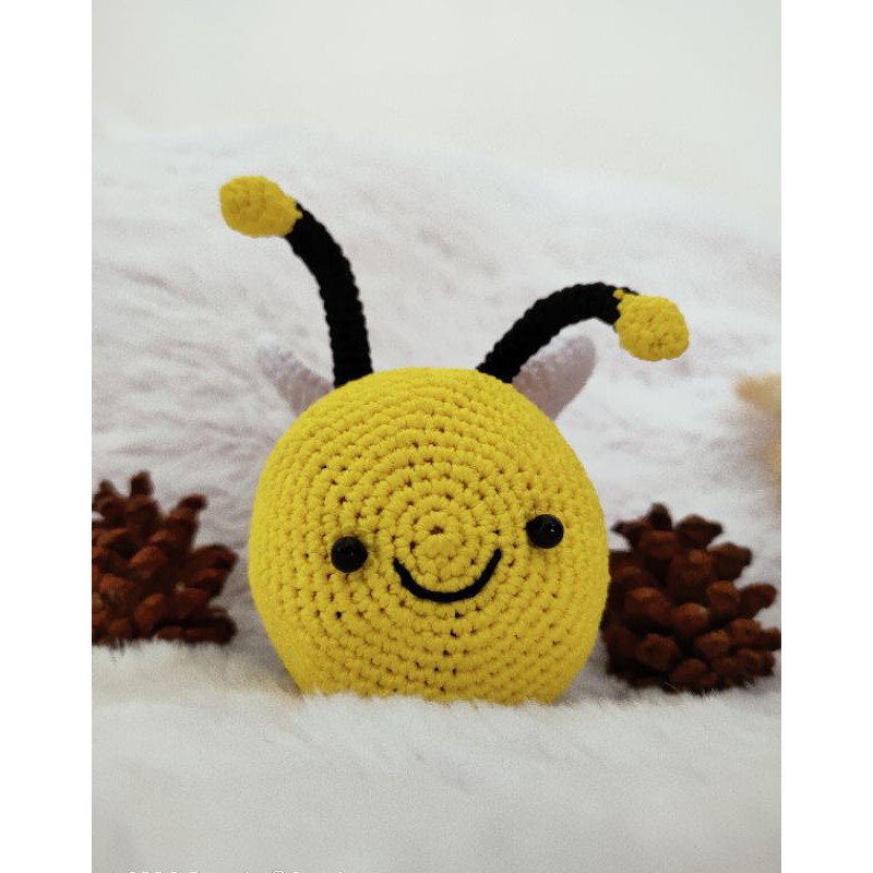 Boneka rajut lebah