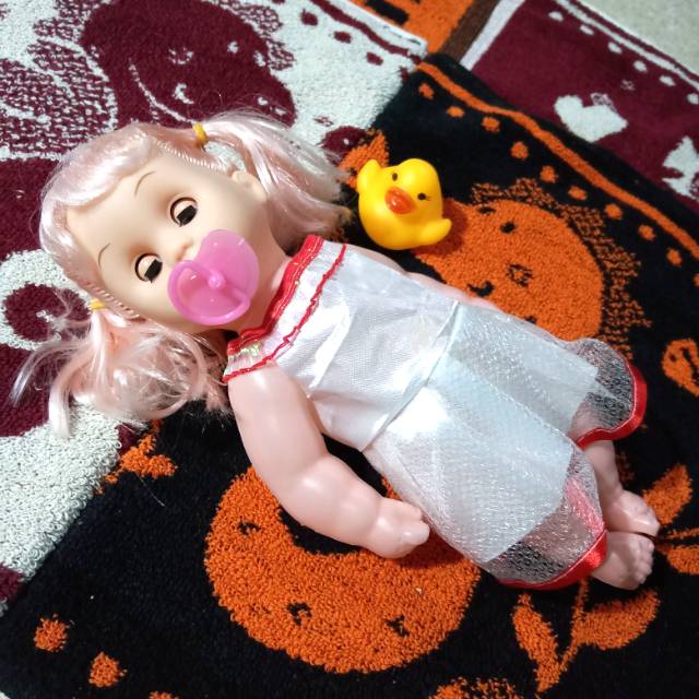 Boneka Bayi dengan dot empeng