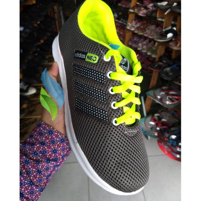 Sepatu sneakers