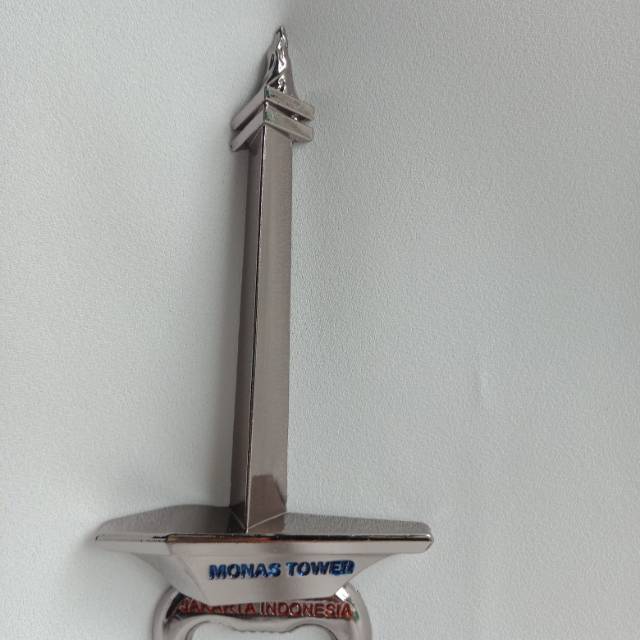 Magnet kulkas Monas pembuka botol
