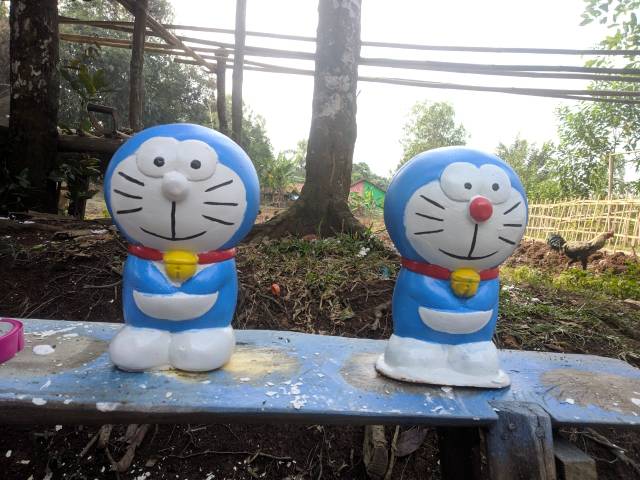 Celengan karakter doraemon