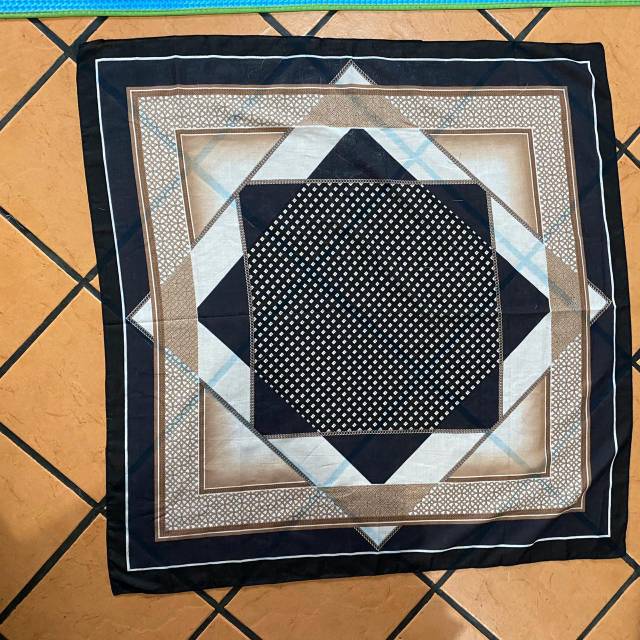 Motif hitam coklat