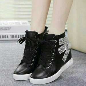 sepatu boots pasir hitam