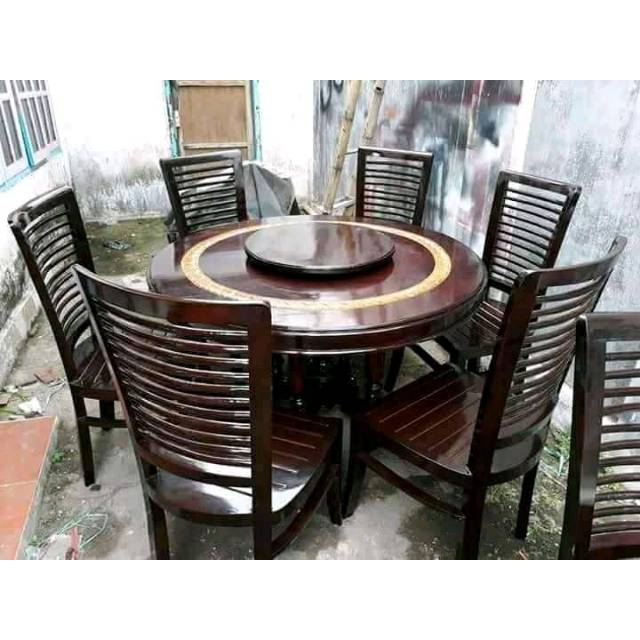 Meja makan bulat