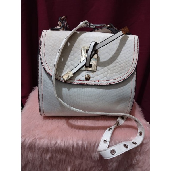 tas sling putih oval preloved