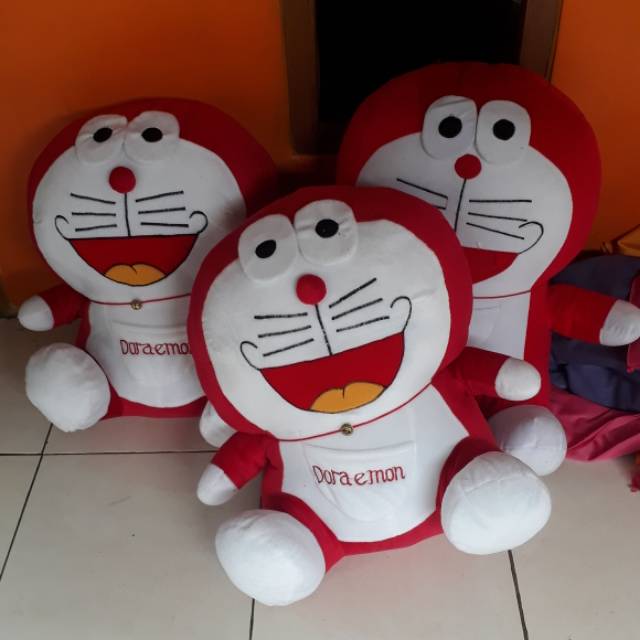 Boneka doraemon merah