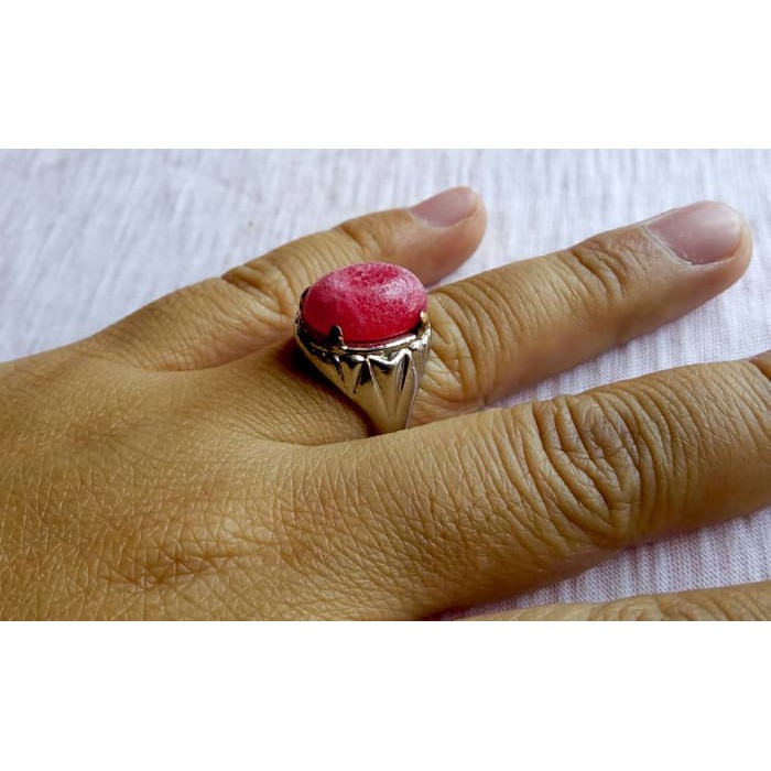 cincin batu merah muda