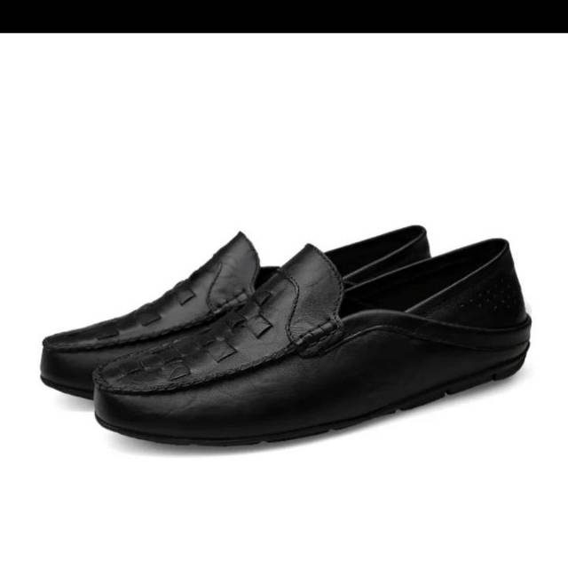 Sepatu slip on