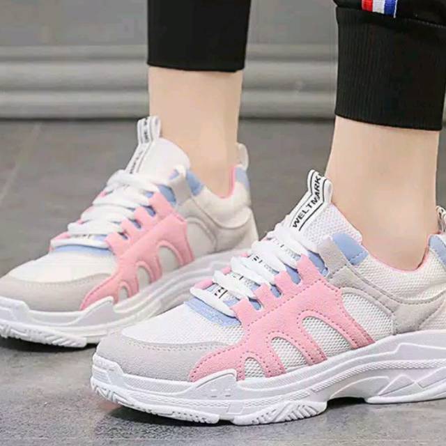 Sepatu sneakers