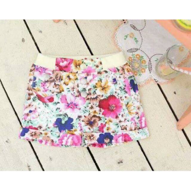 FLOWER SHORTS OFF WHITE