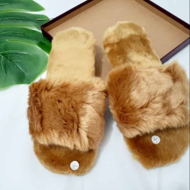 Sandal bulu lucu