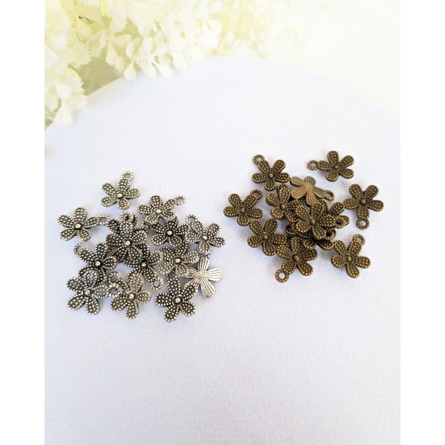 Charm Bunga Rp 8.500/6 bj